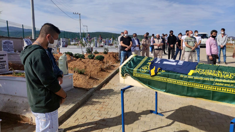 Kanserden ölen liseli genç son yolculuğuna uğurlandı Bursa’da bir yıldır kanser tedavisi gördüğü hastanede hayatını kaybeden Emir