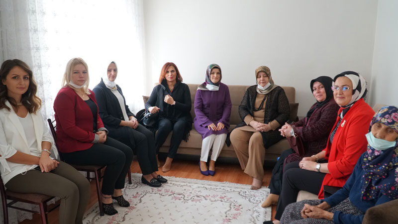Bursa'nın Mustafakemalpaşa ilçesinde protokol mensuplarının eşleri şehit ailelerini ziyaret etti.