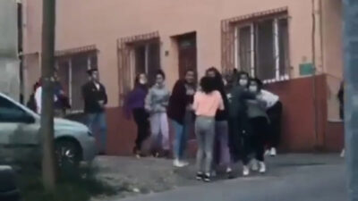 Görüntüler Bursa’dan! Sokak ortasında birbirlerine girdiler