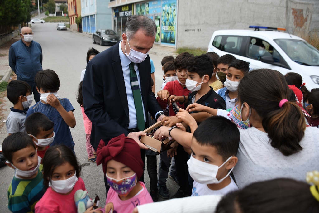 Başkan Taban’dan sokakları temizleyen çocuklara sürpriz ziyaret