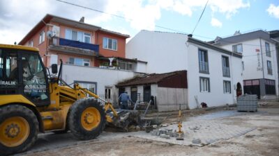 Yeniceköy’de 15 sokakta parke taşları yenileniyor