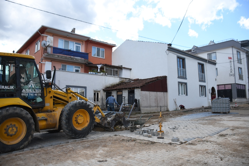 Yeniceköy’de 15 sokakta parke taşları yenileniyor