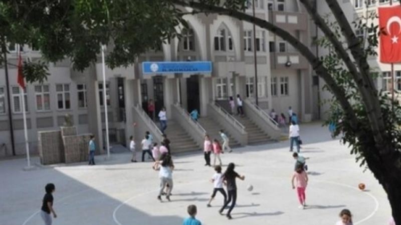 Balıkesir’de bir öğretmen 10 yaşındaki öğrencisini babasından istedi!