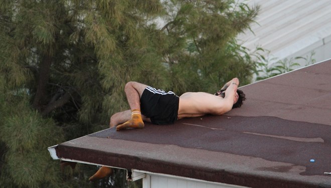 Yürekler ağza geldi! 4 katlı binanın çatısında sızdı