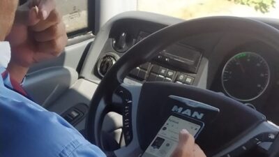 Şaşırtan olay! Otobüs şoförünün bir elinde telefon, bir elinde çekirdek…