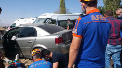 4 araç birbirine girdi: Ölü ve yaralılar var