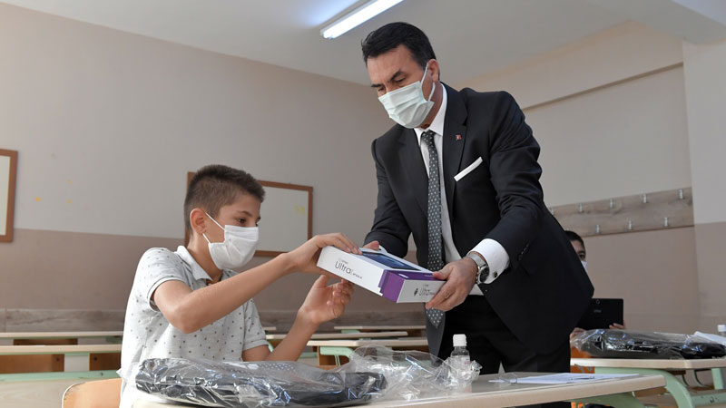 Covid-19 sürecinde bin 120 öğrenciye tablet ile 7 bin 200