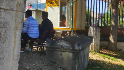 Bursa’da taksi durağının önündeki 2 bin yıllık lahit dikkat çekiyor