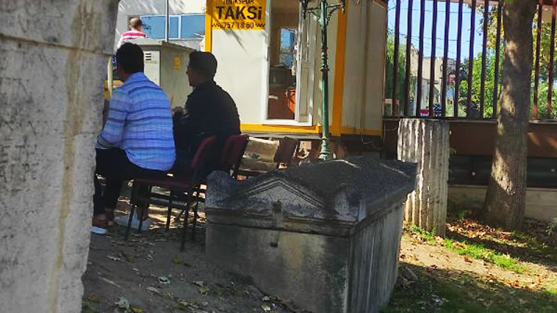 Bursa’da taksi durağının önündeki 2 bin yıllık lahit dikkat çekiyor