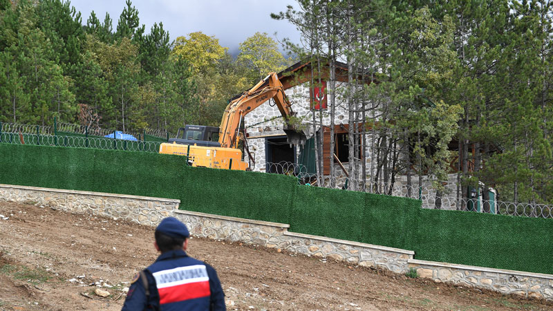 Kaçak lüks villaya balyoz