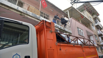 3 katlı evden 3 kamyon çöp çıktı