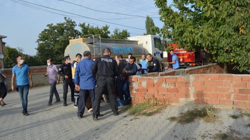 Bursa’da alevler arasında kalan çocuk kurtarıldı Bursa’nın Yenişehir ilçesinde bir evde çıkan yangında ayaklarından zincirlenmiş halde