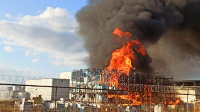 Yağ fabrikasında yangın! Gökyüzü siyah dumanla kaplandı