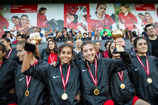 Bravo Azra’ya… Bursa’dan U19 Milli Takım’a… Bravo Azra’ya… Bursa’dan U19 Milli Takım’a…