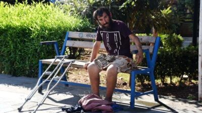 Tuvaletini yapıp üzerine yatan çıplak vatandaş, esnafın çabasıyla kurtarıldı