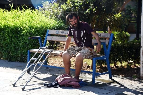 Tuvaletini yapıp üzerine yatan çıplak vatandaş, esnafın çabasıyla kurtarıldı Tuvaletini yapıp üzerine yatan çıplak vatandaş, esnafın çabasıyla kurtarıldı