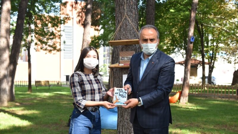 Başkan Aktaş’la açık havada kitap buluşması Bursa Büyükşehir Belediye Başkanı Alinur Aktaş, okumayı sevdiği halde kitaba