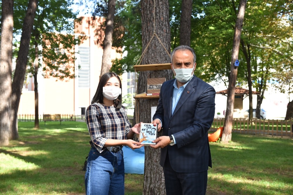 Başkan Aktaş’la açık havada kitap buluşması Başkan Aktaş’la açık havada kitap buluşması