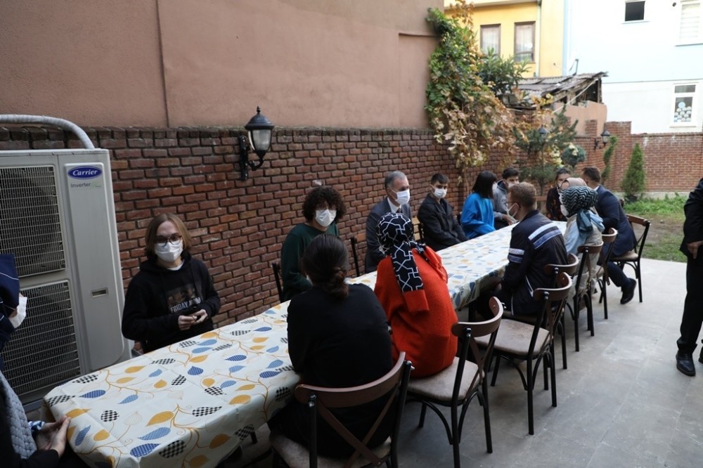 Başkan Taban nöbetçi kitaphanede öğrencilerle buluştu