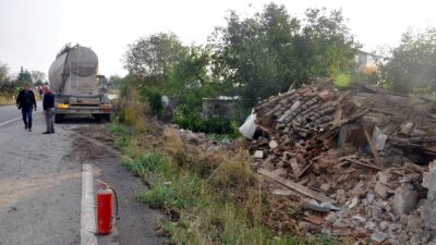 Beton mikseri dehşet saçtı! Evin duvarı yıkıldı