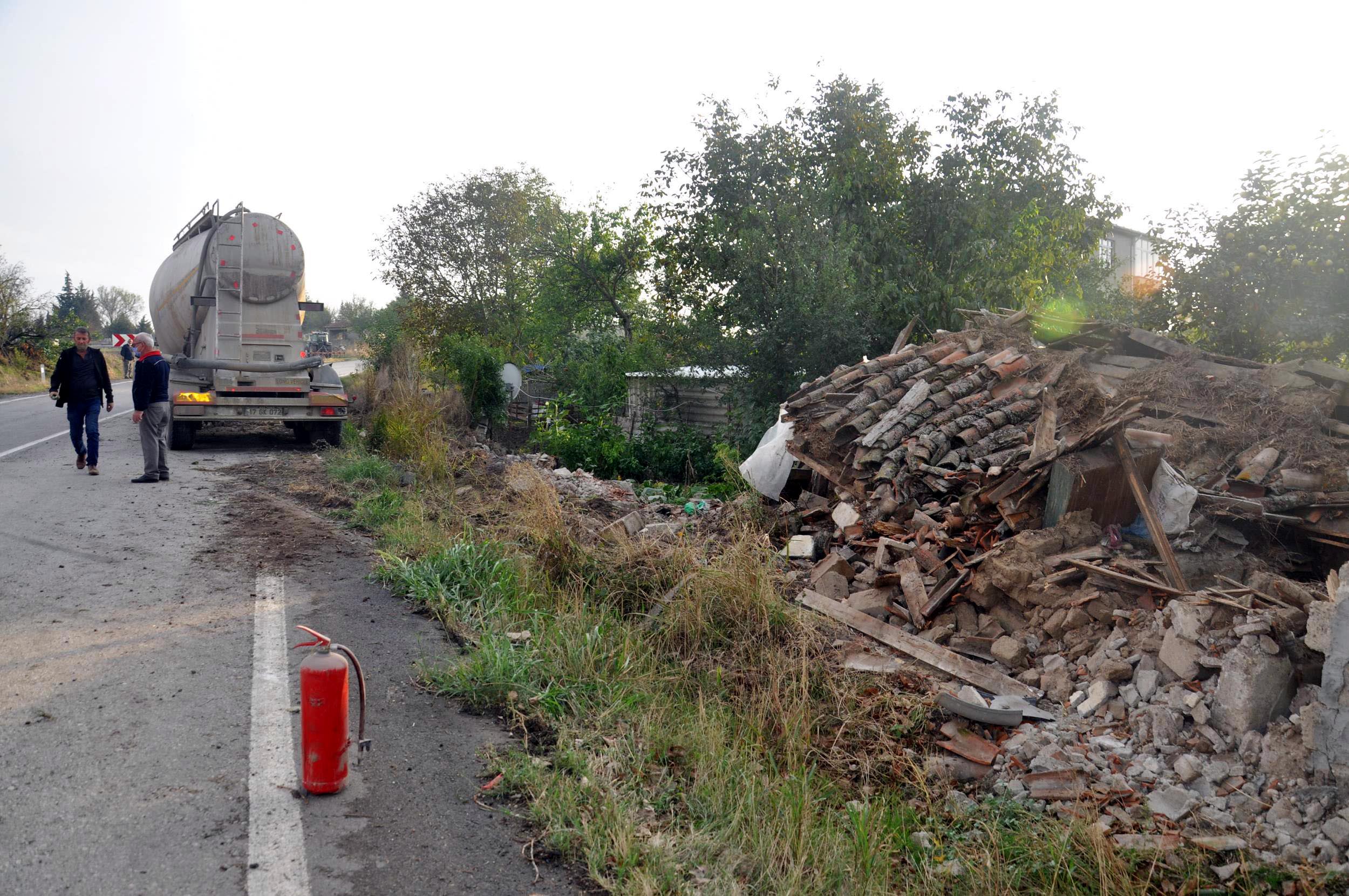 Beton mikseri dehşet saçtı! Evin duvarı yıkıldı