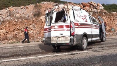Feci kaza! Hasta almaya giden ambulans takla attı…