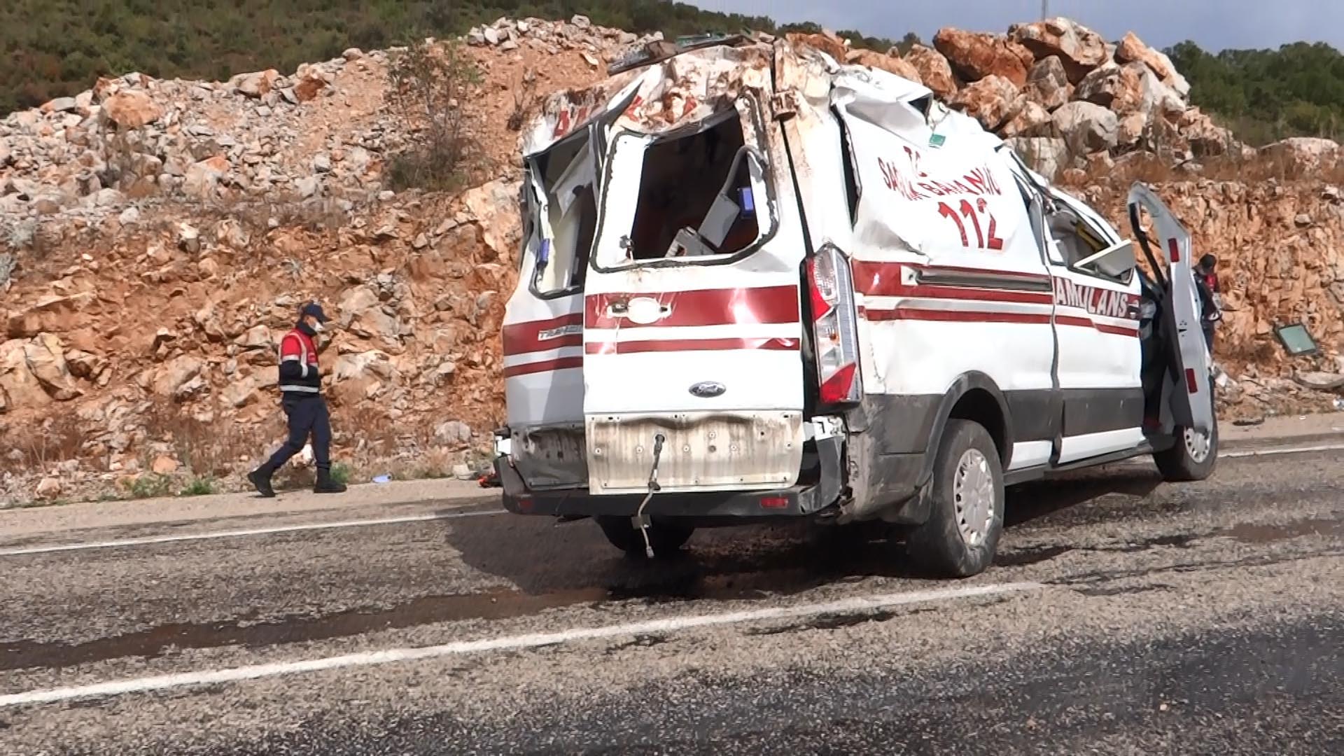 Feci kaza! Hasta almaya giden ambulans takla attı…