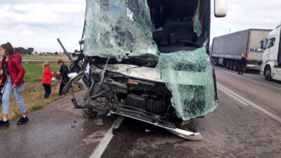 Yolcu otobüsü ile kamyonet çarpıştı! Yaralılar var