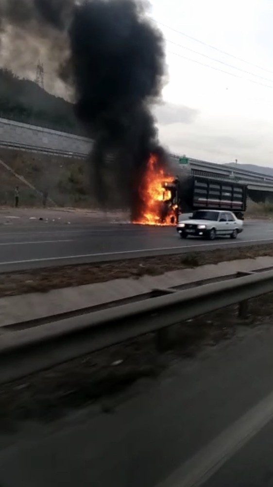 Bursa İstanbul karayolunda faciayadan dönüldü! Alev alev yandı