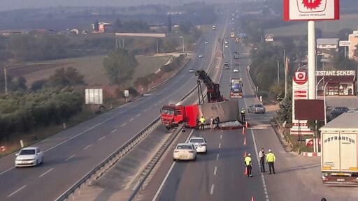 TIR yan yattı! Bursa-İzmir yolu trafiğe kapandı
