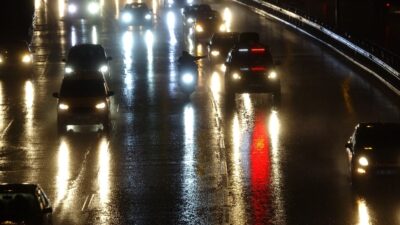 Bursa’da sağanak yağmur hayatı felç etti