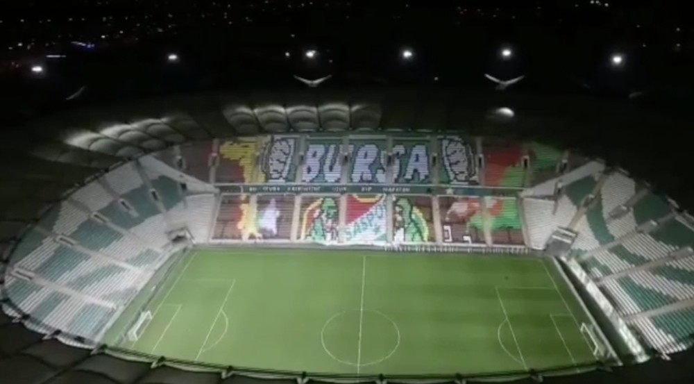 Bursaspor taraftarından muhteşem piksel karton koreografisi