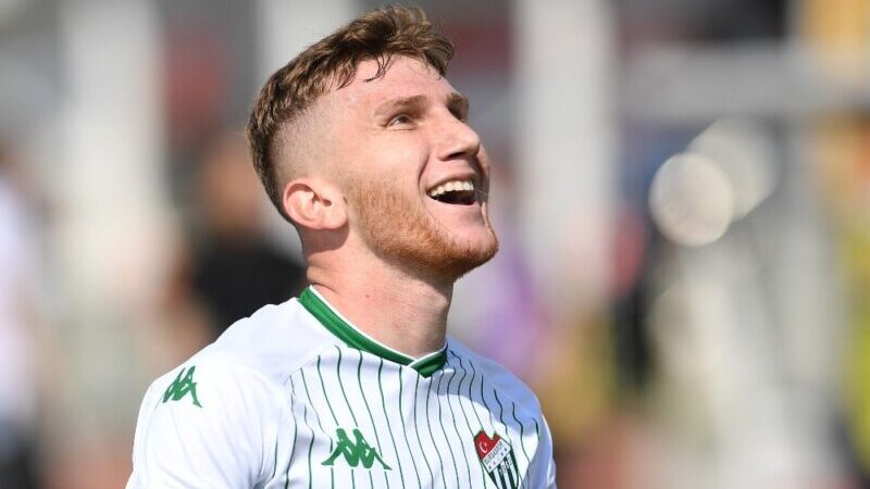 Timsah’ı Burak Kapacak sırtlıyor