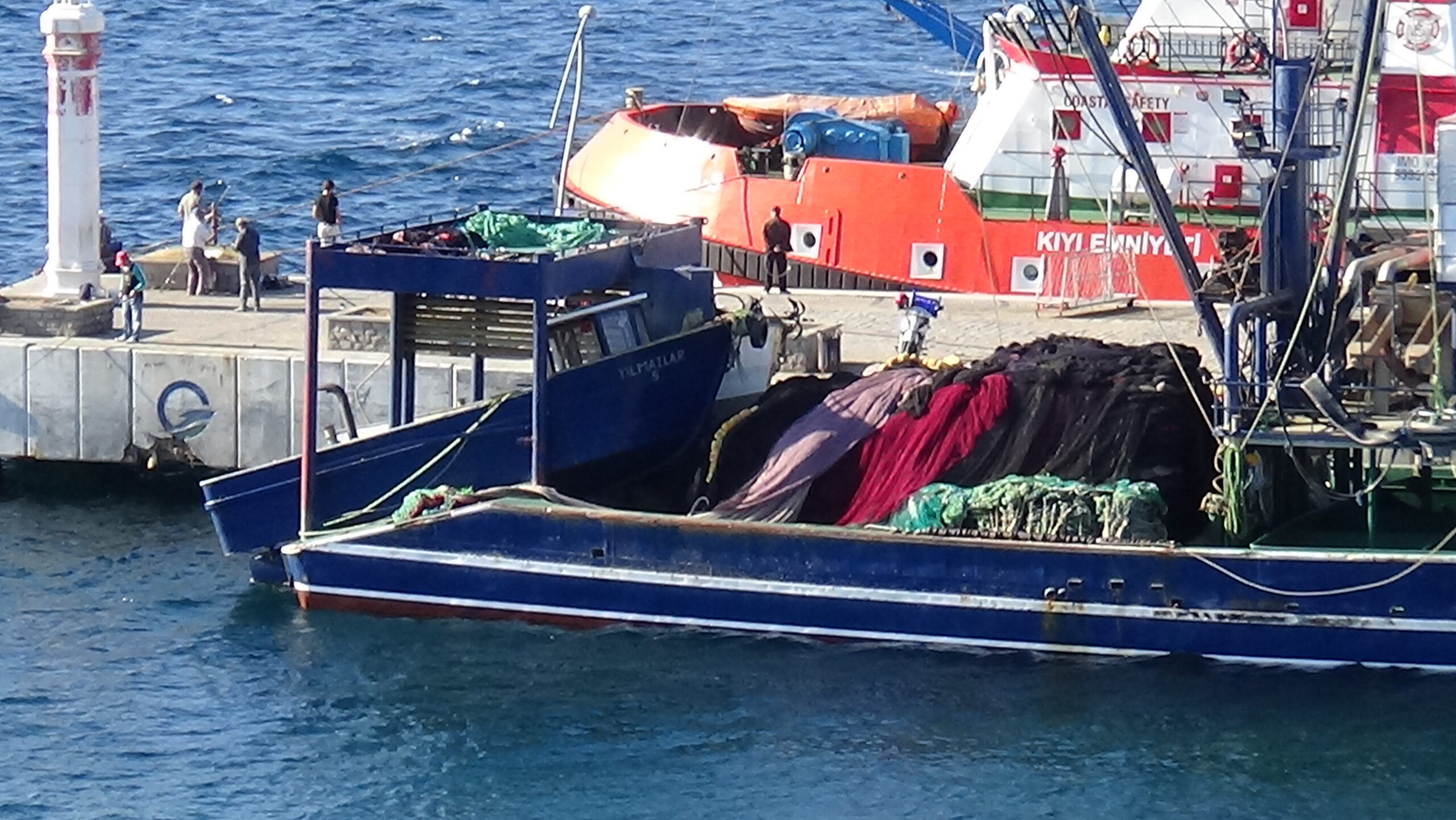 Avladıkları 15 ton balığı geri bıraktılar…