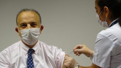 Dekan gönüllü olarak kendine koronavirüs aşısı yaptırdı!