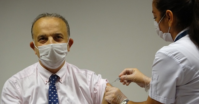 Dekan gönüllü olarak kendine koronavirüs aşısı yaptırdı! ‘Bursa’da 13 bin kişiyi aşılayacağız’ Dekan gönüllü olarak kendine koronavirüs aşısı yaptırdı! ‘Bursa’da 13 bin kişiyi aşılayacağız’