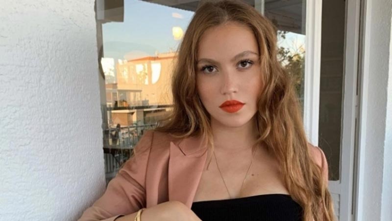 Bornozlu pozuyla olay oldu! ‘Hiçbir şeyin olmadığı…’