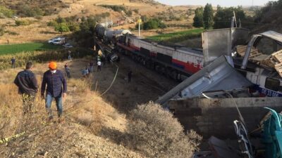 2 yük treni çarpıştı, çok sayıda ekip sevk edildi