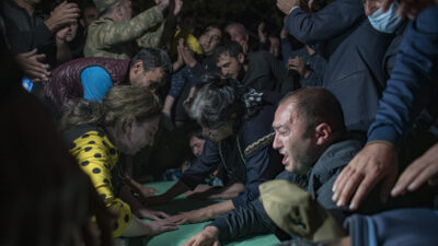 Azerbaycan’dan yürek yakan görüntüler… Cenazeler akşam defnedildi