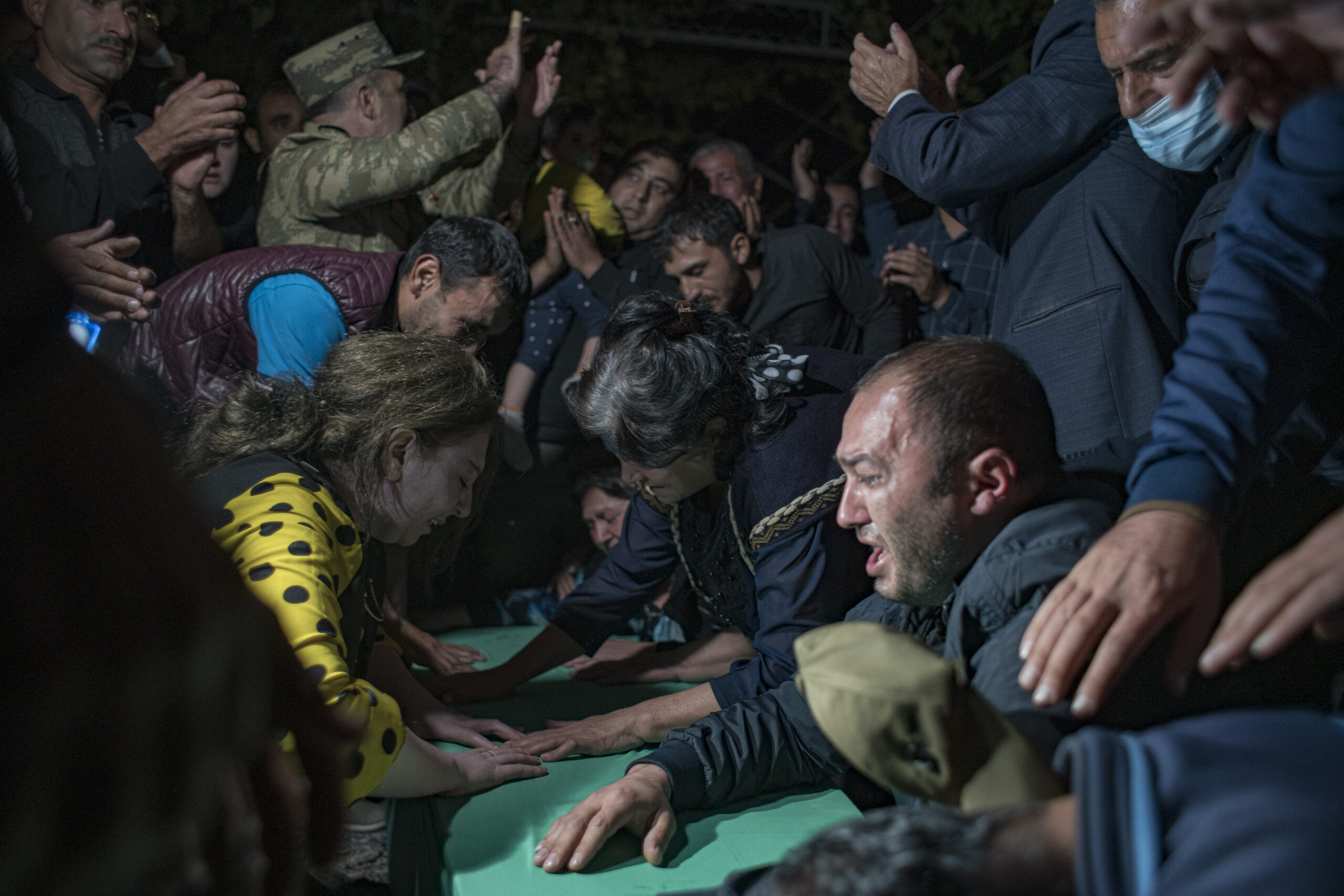 Azerbaycan’dan yürek yakan görüntüler… Cenazeler akşam defnedildi