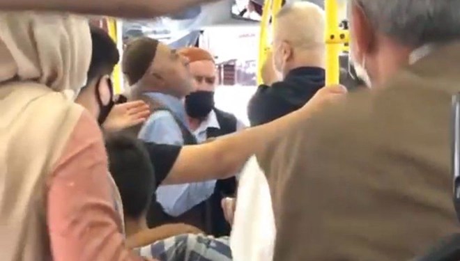 Halk otobüsünde ‘maske’ kavgası: Kadın tokat attı, adam tükürdü