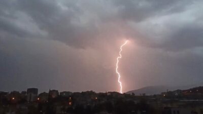 Gece karanlığını şimşekler gündüze çevirdi