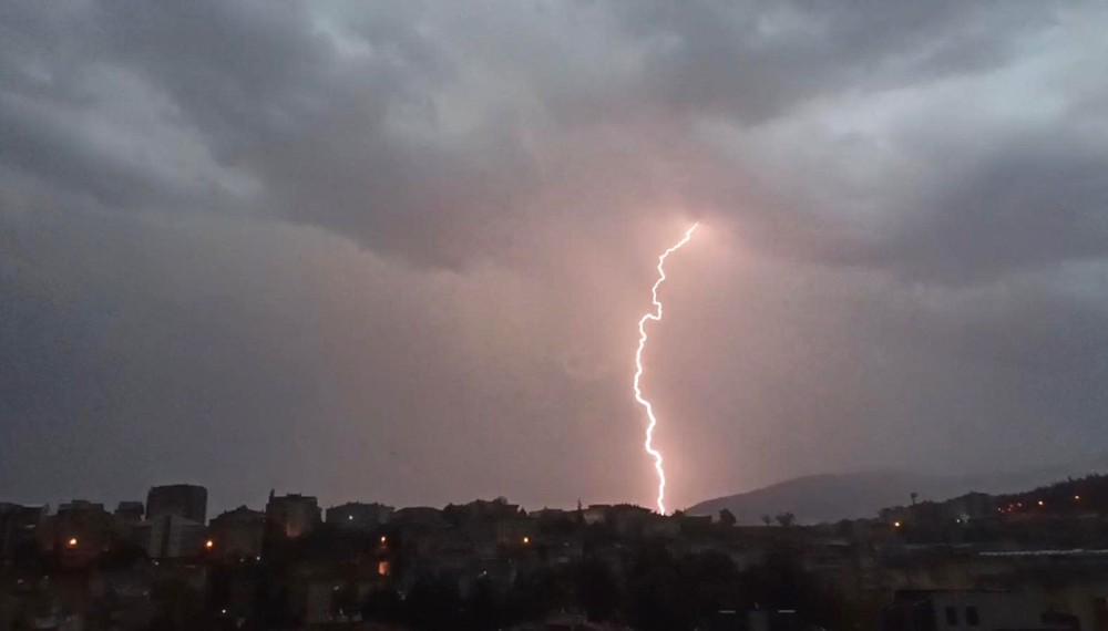 Gece karanlığını şimşekler gündüze çevirdi