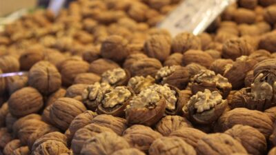 Geçen yılki fiyatla tezgâhlarda yerini alan cevize rağbet büyük