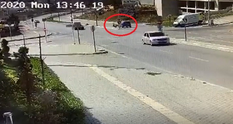 Genç kadın otomobil altında böyle kaldı Genç kadın otomobil altında böyle kaldı