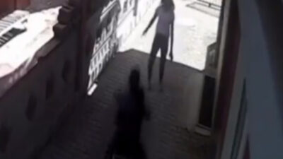 Neye uğradıklarını şaşırdılar! Genç kız bir anda önlerine atladı