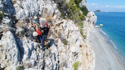 Denize inmek isterken mahsur kaldı! Saatler sonra kurtarıldı