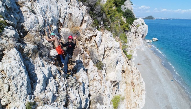 Denize inmek isterken mahsur kaldı! Saatler sonra kurtarıldı
