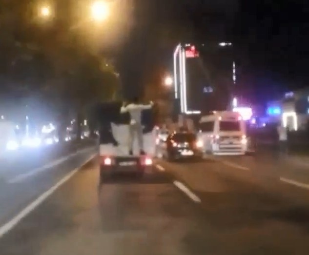 Bursa’da kamyonet arkasında ölüme yoluculuk!