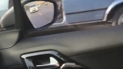 Bursa’da kapısı olmadan trafikte seyreden otomobil görenleri şaşkına çevirdi